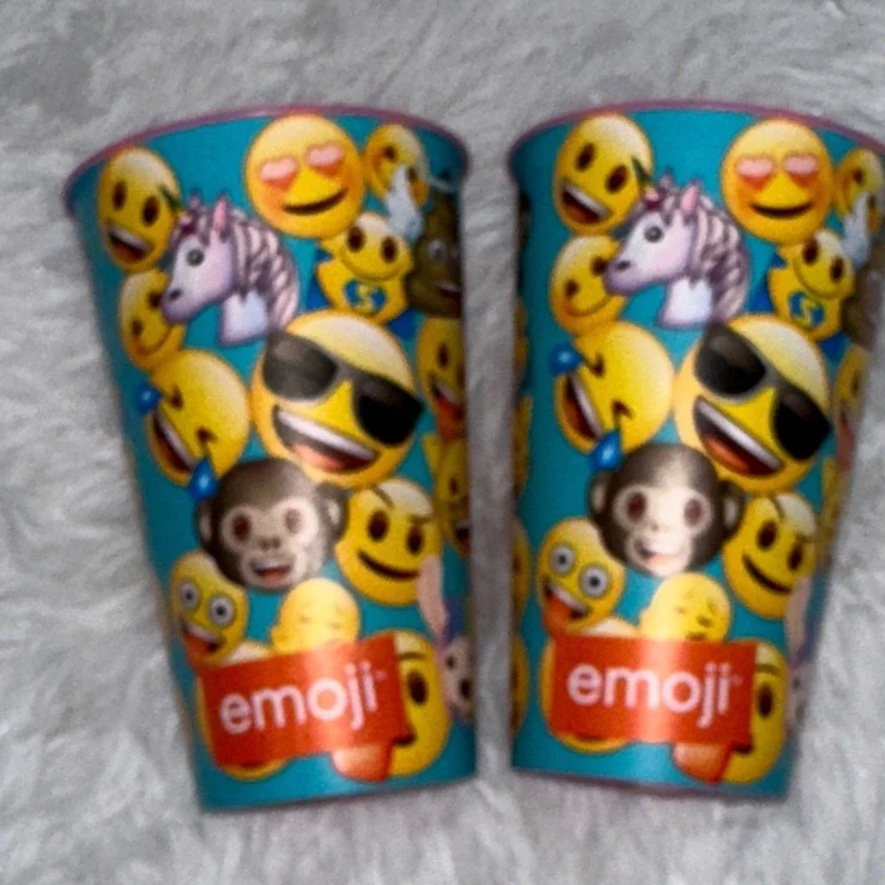 Emoji Party Supplies Set 32ct Paper Plates and 4 Reusable Plastic Tumblers